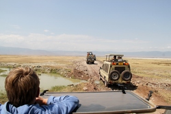 Kinder auf Safari in Tansania Familienreise Tansania, Jeep, Safari